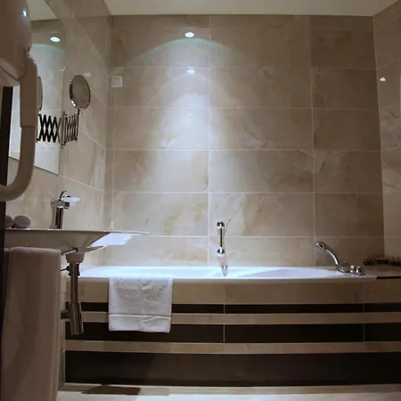 Rosslyn Dimyat Hotel